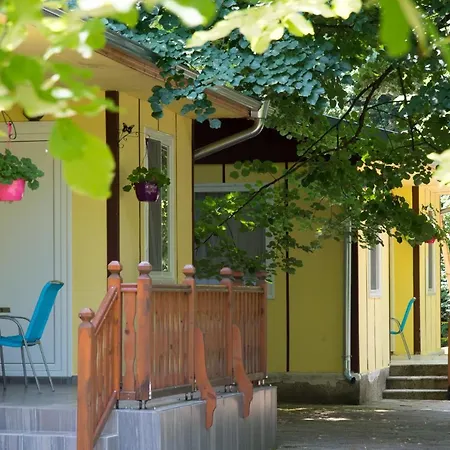 Bungalows In Village Πανσιόν Kamena